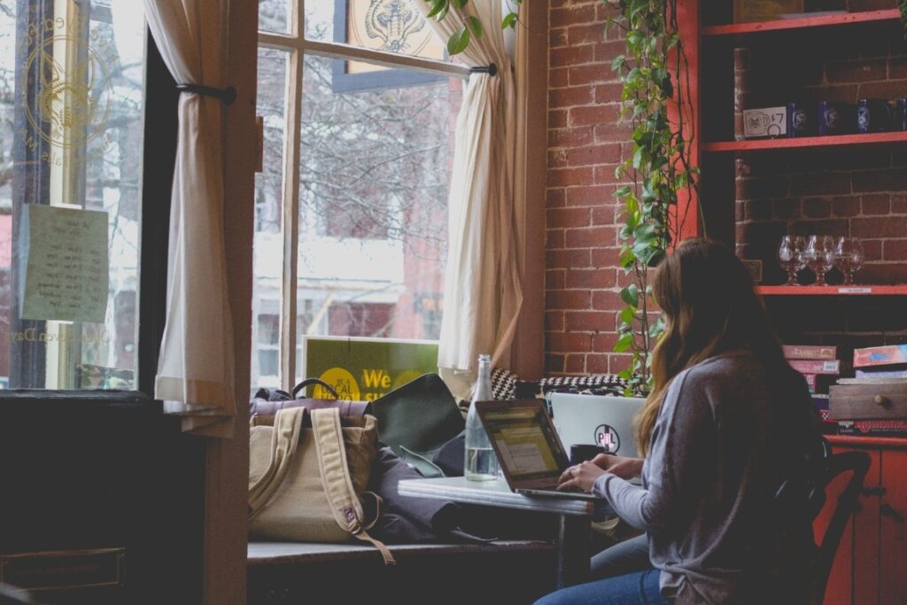 what does a website content writer do